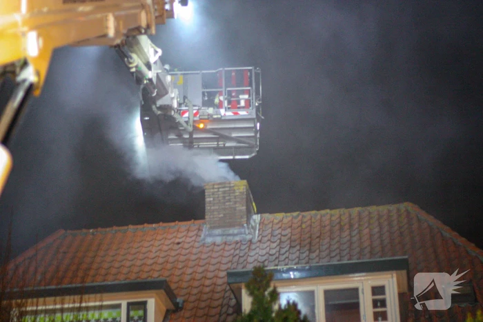 Veel rook door schoorsteenbrand