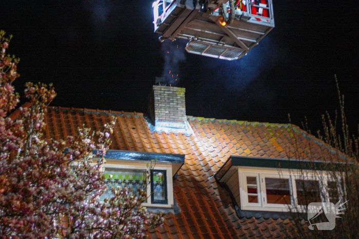 Veel rook door schoorsteenbrand