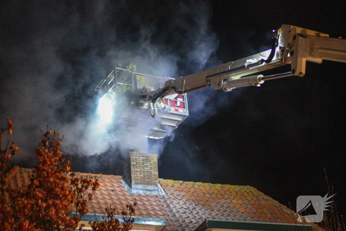 Veel rook door schoorsteenbrand