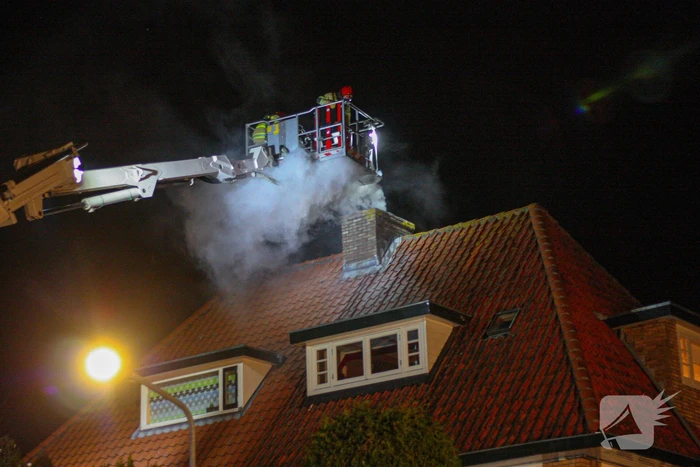 Veel rook door schoorsteenbrand