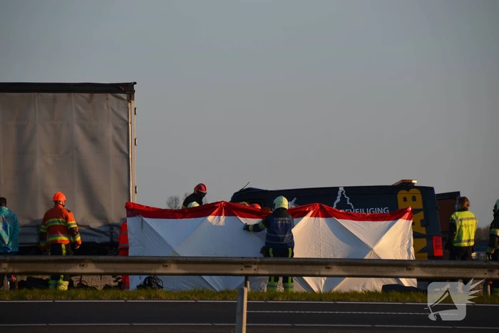Ernstige aanrijding tussen bestelbus vrachtwagen