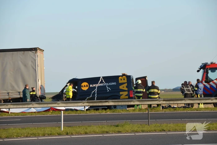 Ernstige aanrijding tussen bestelbus vrachtwagen