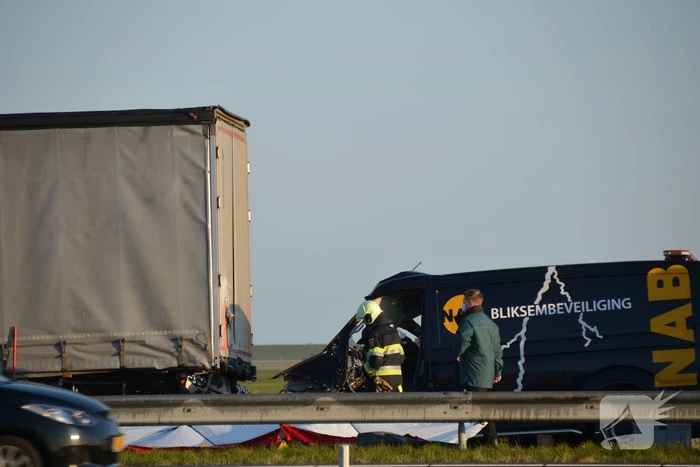 Ernstige aanrijding tussen bestelbus vrachtwagen
