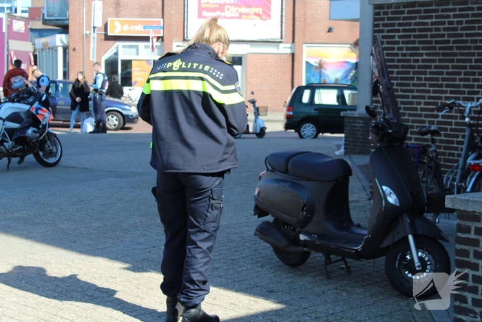 Scooterrijdster gewond bij verkeersongeval