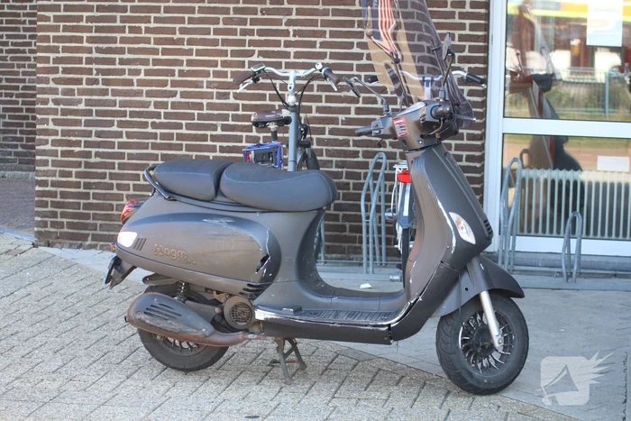 Scooterrijdster gewond bij verkeersongeval