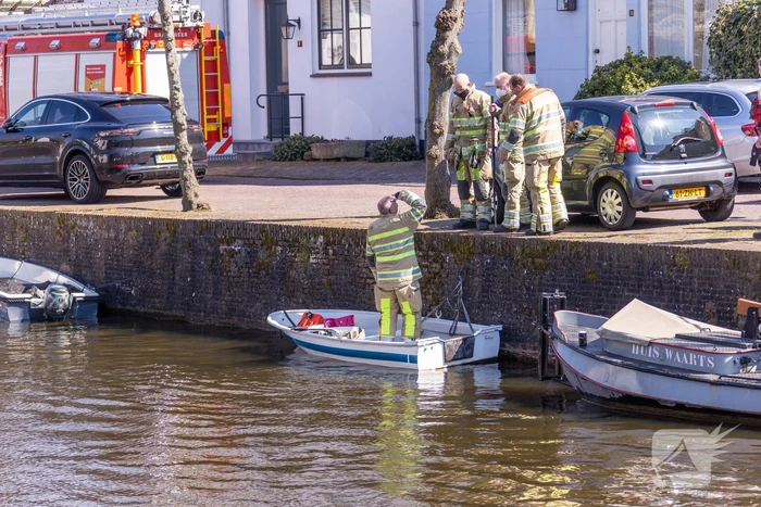 Bootje slaat om in oude stadshaven
