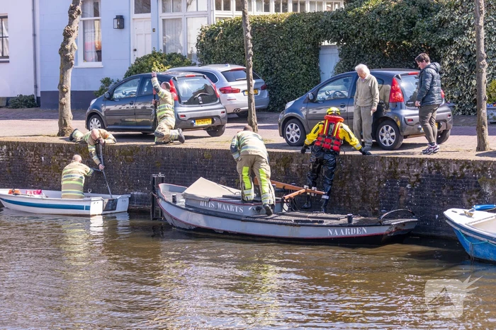Bootje slaat om in oude stadshaven
