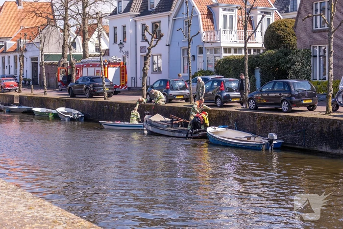 Bootje slaat om in oude stadshaven