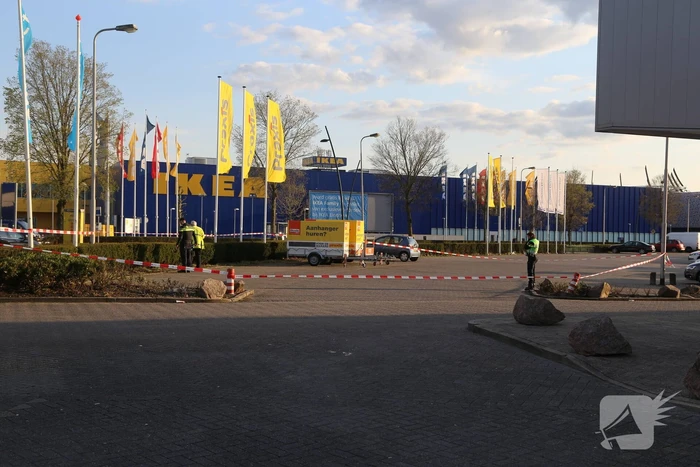Politie doet onderzoek naar schietpartij op parkeerplaats Praxis