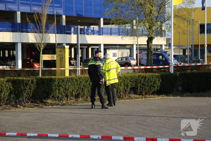 Politie doet onderzoek naar schietpartij op parkeerplaats Praxis