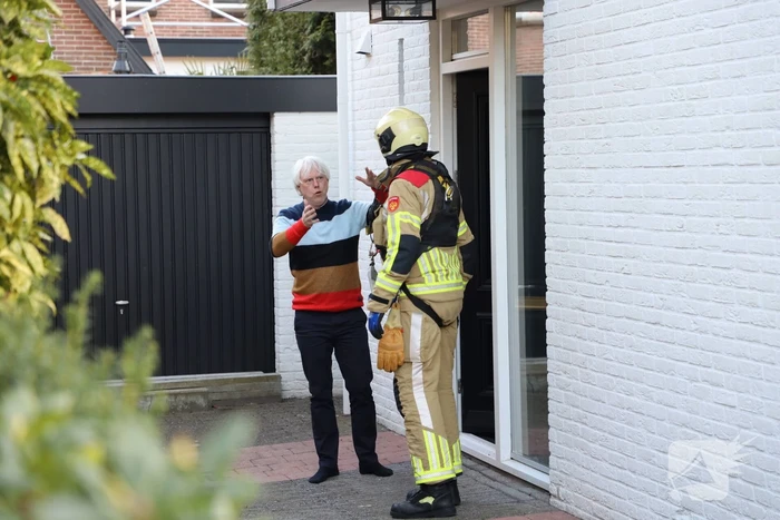 Brandweer en dierenambulance doen poging om vastzittende vogel te bevrijden