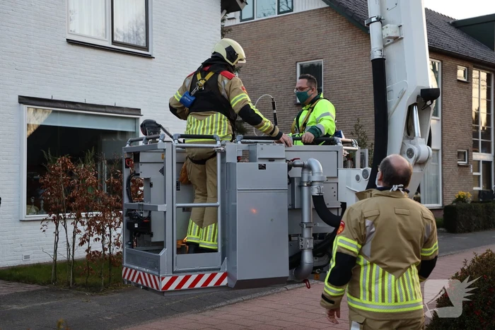 Brandweer en dierenambulance doen poging om vastzittende vogel te bevrijden