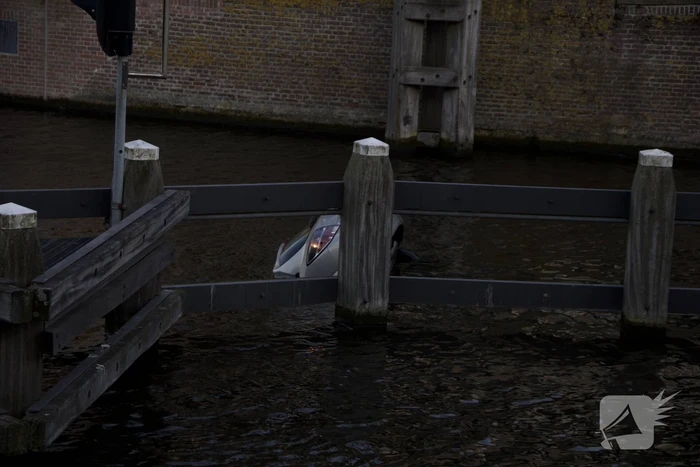 Auto kopje onder door vergeten handrem