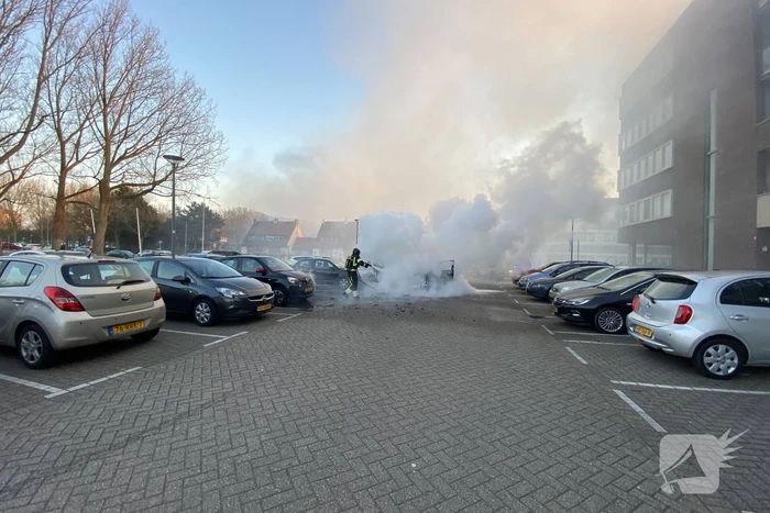Auto volledig verwoest door brand