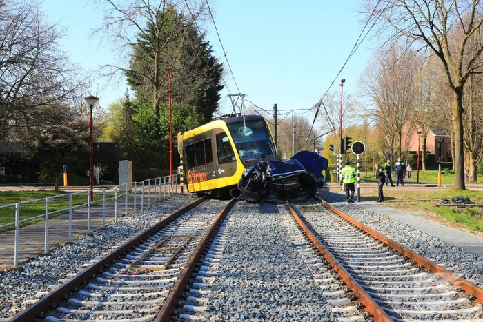 Tram ontspoord na botsing met auto