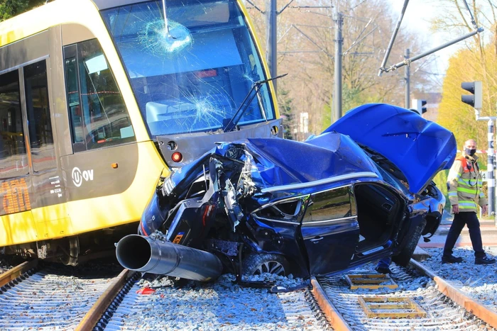 Tram ontspoord na botsing met auto