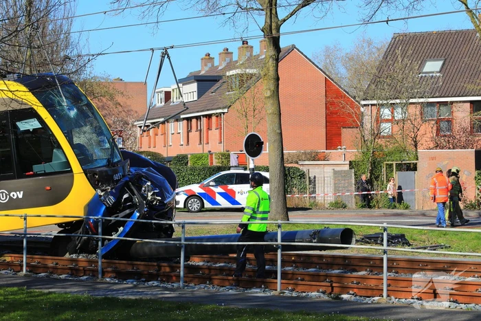 Tram ontspoord na botsing met auto