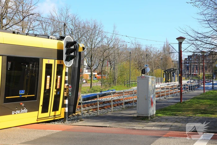 Tram ontspoord na botsing met auto