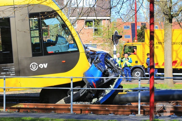 Tram ontspoord na botsing met auto