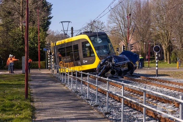 Tram ontspoord na botsing met auto
