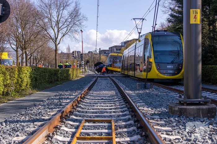 Tram ontspoord na botsing met auto