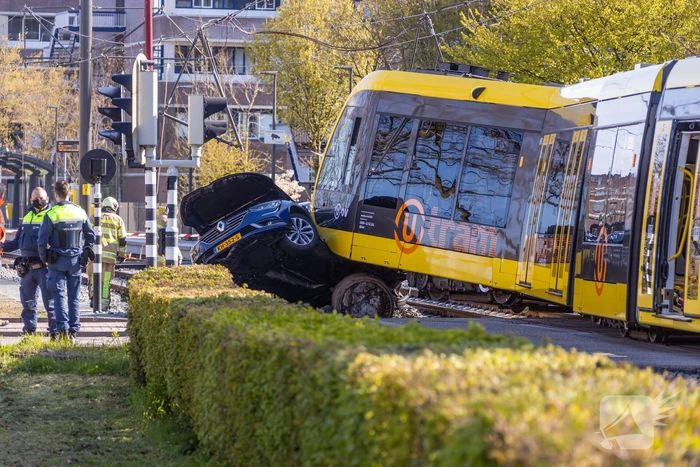 Tram ontspoord na botsing met auto
