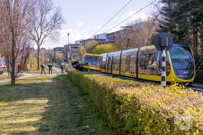Tram ontspoord na botsing met auto