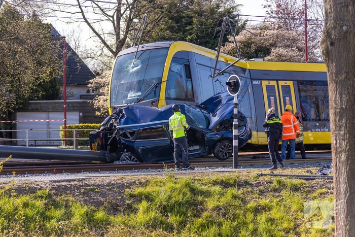 Tram ontspoord na botsing met auto