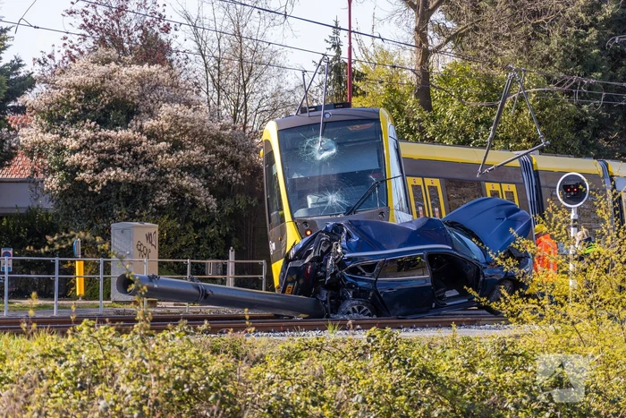 Tram ontspoord na botsing met auto