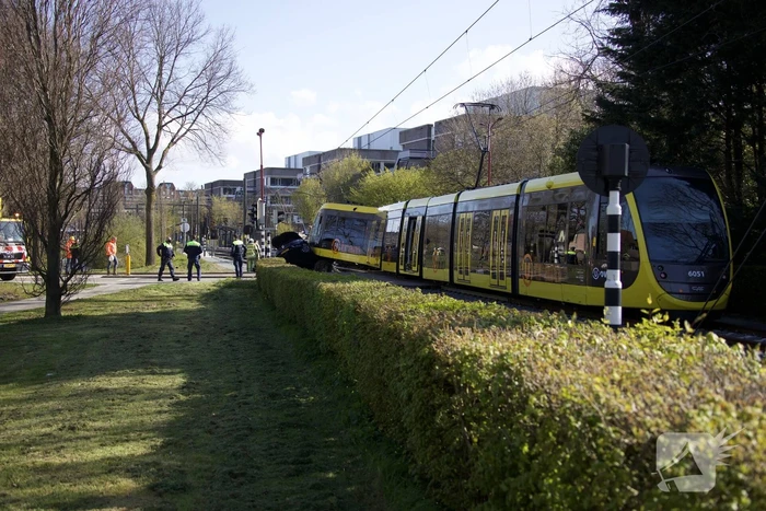 Tram ontspoord na botsing met auto