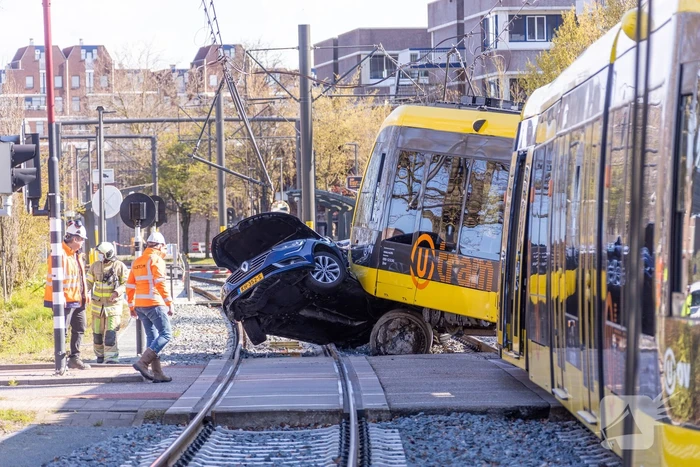 Tram ontspoord na botsing met auto