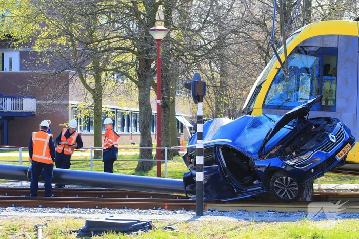 Tram ontspoord na botsing met auto