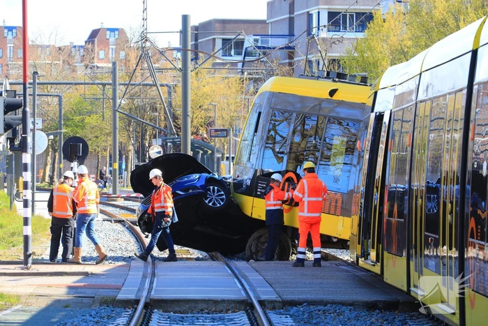 Tram ontspoord na botsing met auto