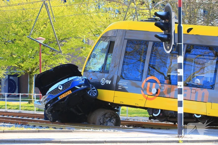 Tram ontspoord na botsing met auto