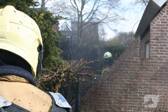 Heg vliegt in brand tijdens onkruid branden