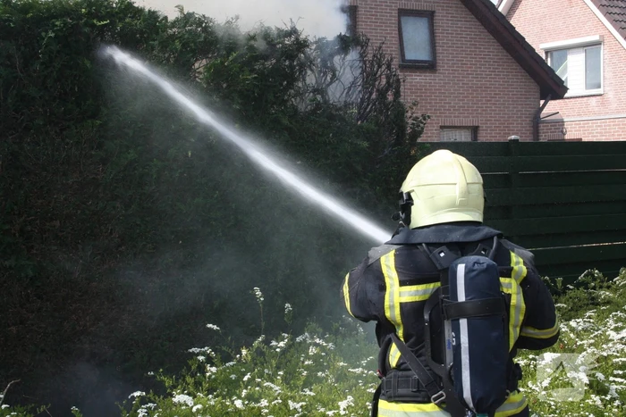 Heg vliegt in brand tijdens onkruid branden