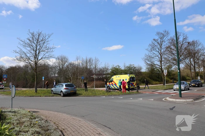 Mountainbiker geschept door auto