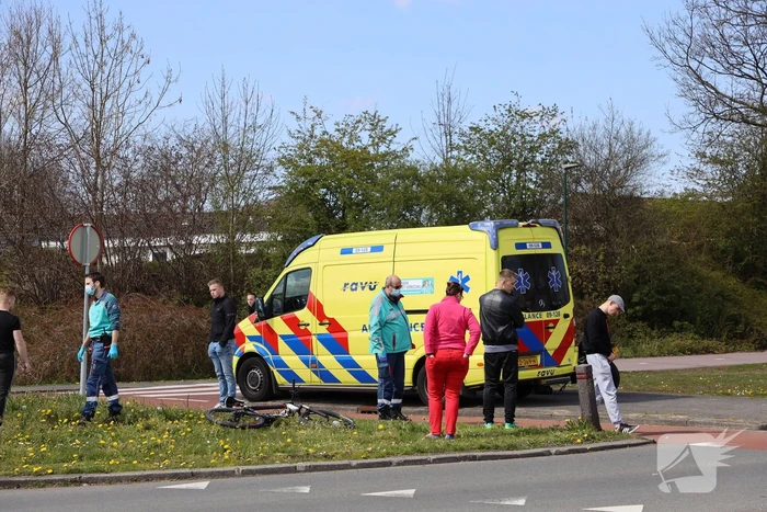 Mountainbiker geschept door auto