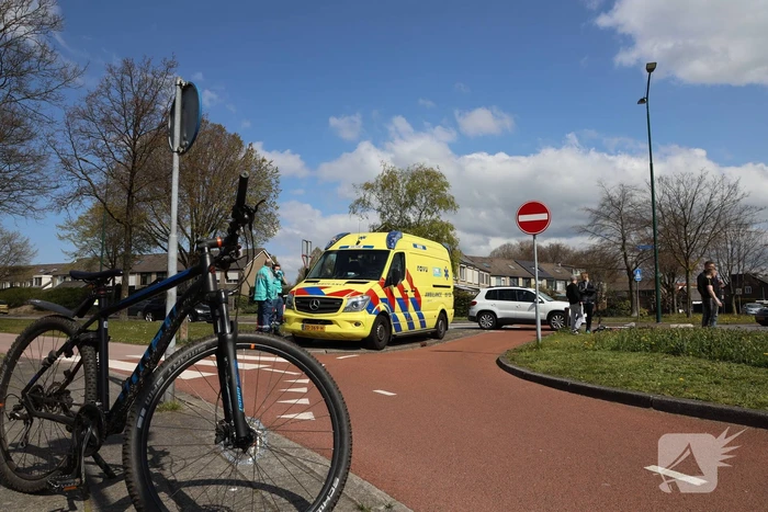 Mountainbiker geschept door auto