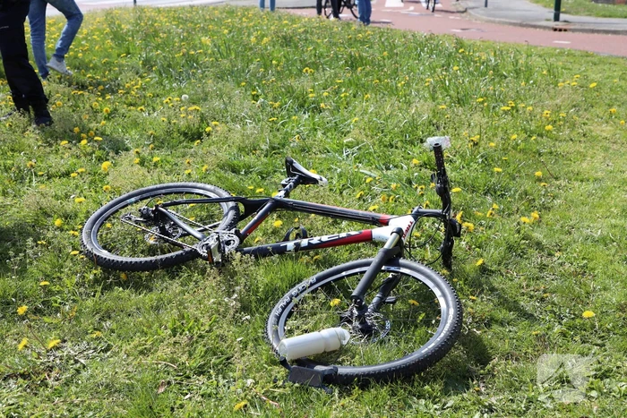 Mountainbiker geschept door auto