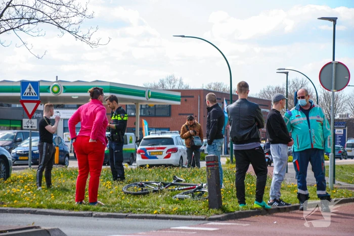 Mountainbiker geschept door auto