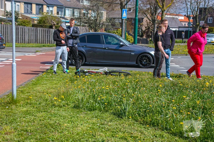 Mountainbiker geschept door auto