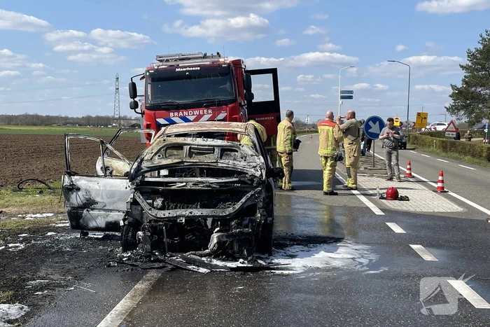 Auto verwoest door brand