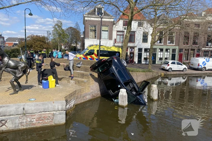 Personenauto belandt in water