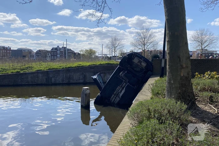 Personenauto belandt in water
