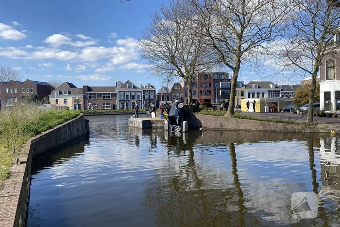 Personenauto belandt in water