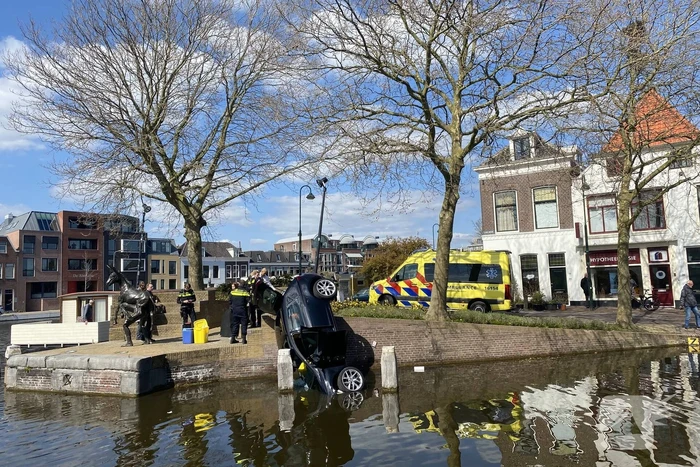 Personenauto belandt in water