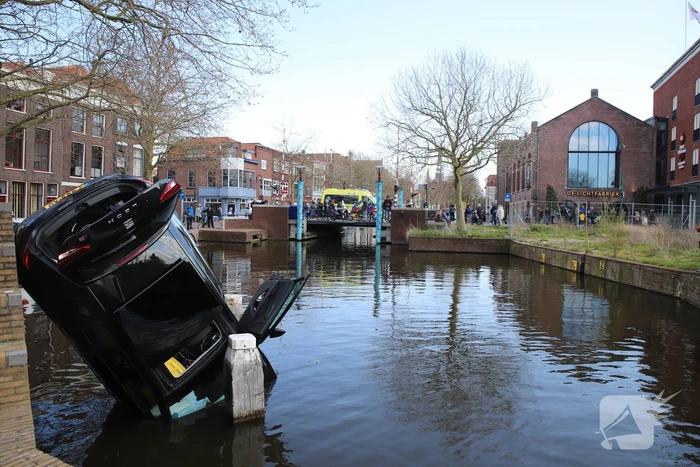 Personenauto belandt in water