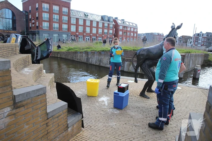 Personenauto belandt in water