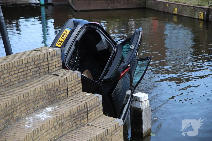 Personenauto belandt in water